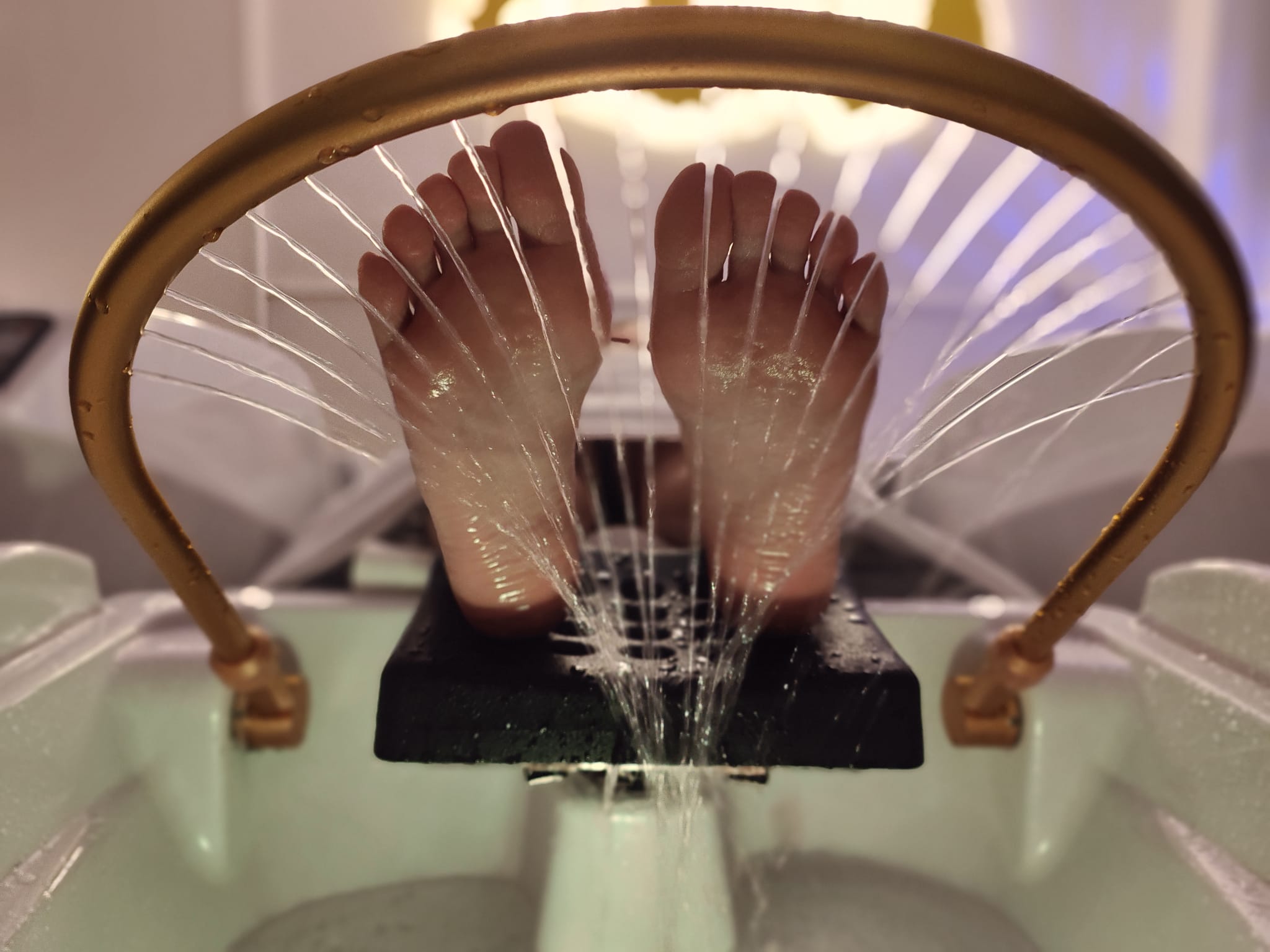 Foot Spa à Rennes chez Moly Institut : pieds sous les jets d’eau de la station de soin