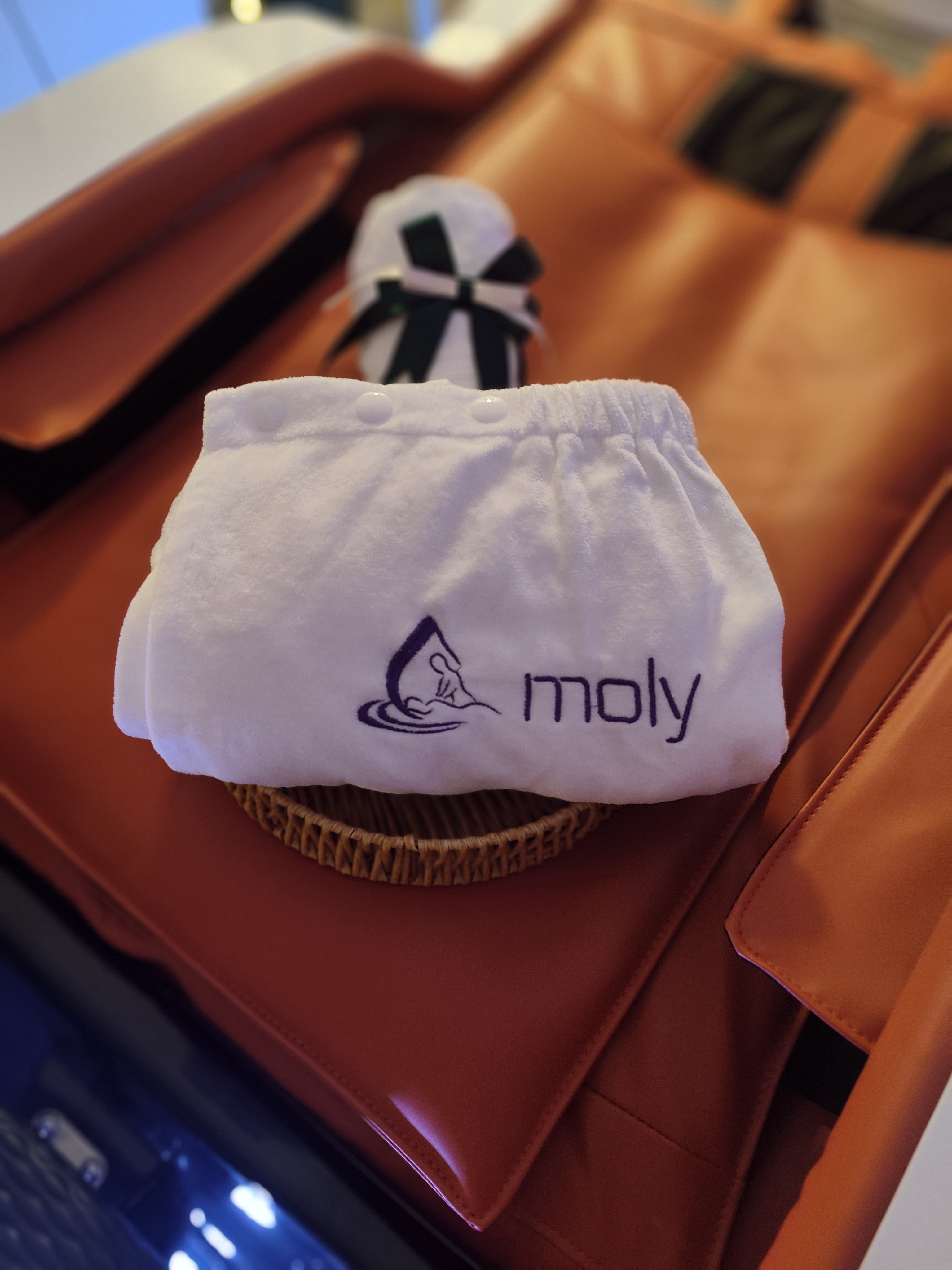 Fauteuil de massage intelligent chez Moly Institut à Rennes, avec serviette brodée Moly